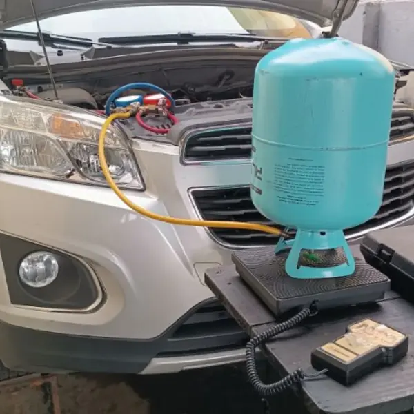 Carga de gás na climatização automotiva